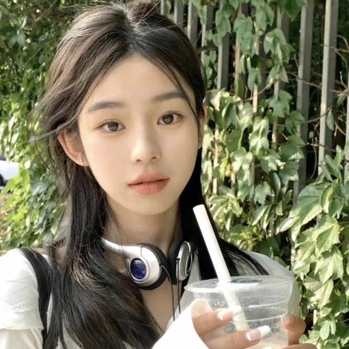顶流女星被曝表情包火出圈，深夜颁奖礼红毯画面流出